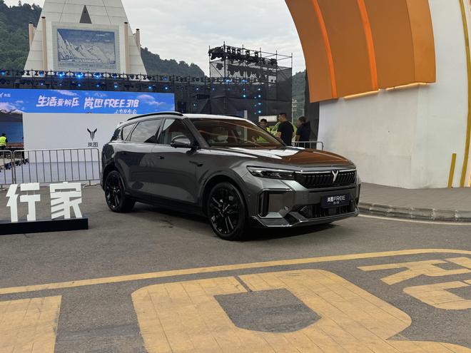 最长纯电续航混动SUV 岚图FREE 318限时价21.99万起