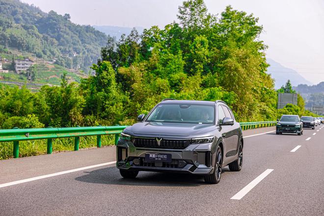 最长纯电续航混动SUV 岚图FREE 318限时价21.99万起